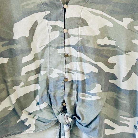 Express Camouflage Button Up Tie Front Blouse Top Size XS Worn design V neck - Picture 3 of 5